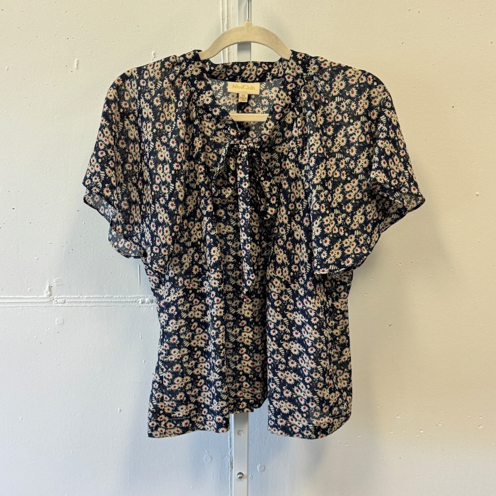 ModCloth ‎ Daisy Floral Tie Neck Flutter Sleeve Blouse Top 1X Navy Blue White